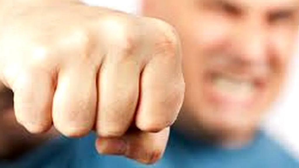 Ieşeancă inculpată după ce a stâlcit în bătaie un fost culturist
