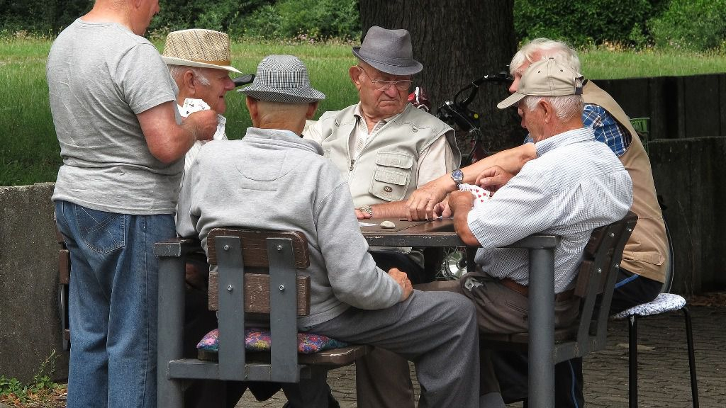 Topul localităților în care ieșenii depășesc cel mai des vârsta de 85 de ani