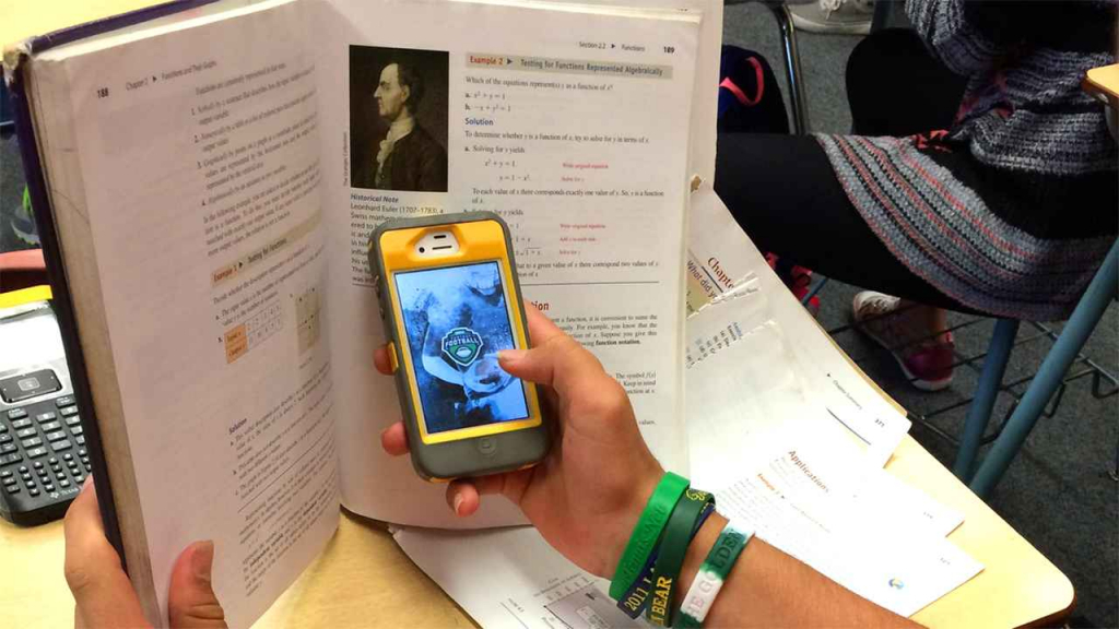 Interzicerea telefoanelor mobile în școli ar putea reduce bullyingul