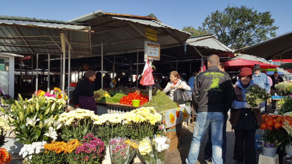 Patru ardei iuți și-o legătură de leuștean. Lecția de generozitate din Piața Chirilă