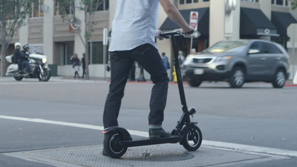 Trotinetele electrice, soluție verde sau pericol public? Iașul, sub asediul mobilității haotice pe două roți
