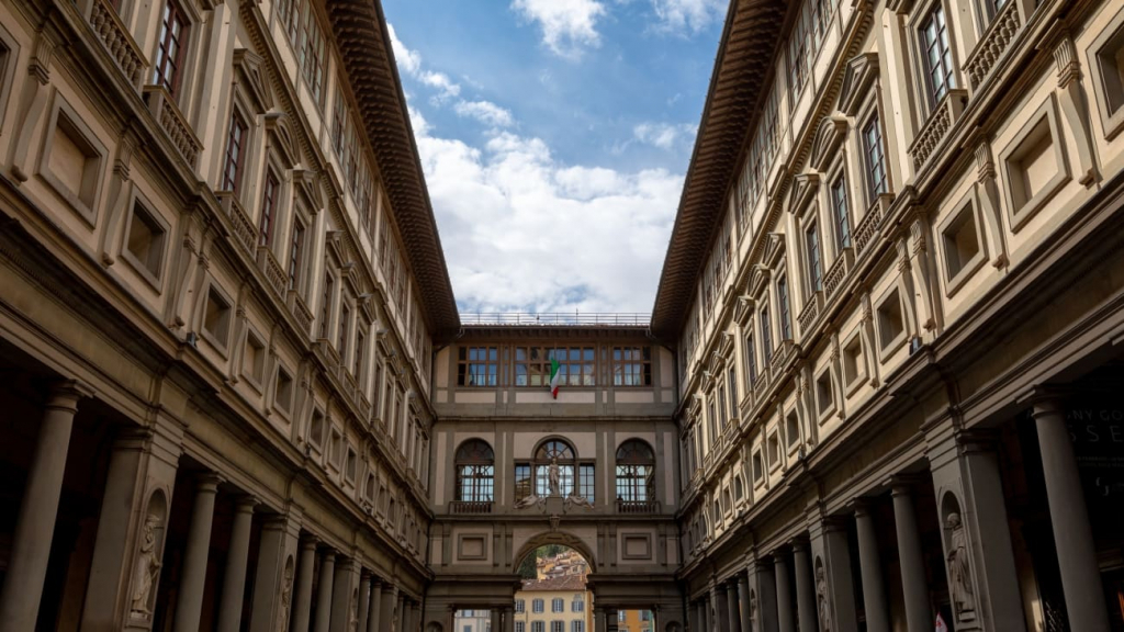 Dezastru la Galeria Uffizi. Un turist a distrus un tablou în timp ce voia să-și facă selfie