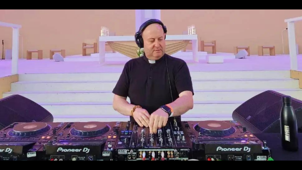 Preotul DJ care mixează techno pe altar. Este și militar, iar duminica ține predici