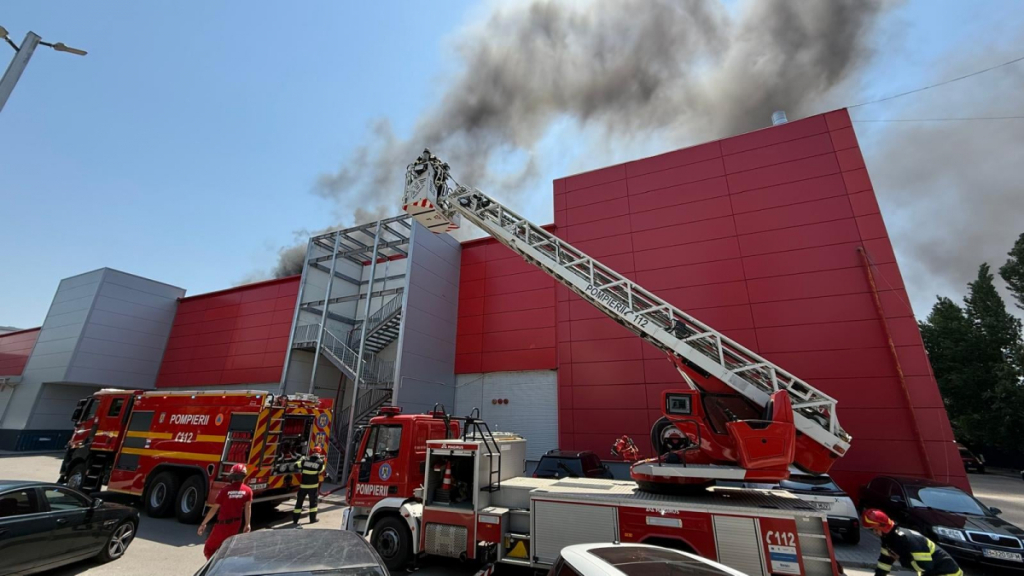 Incendiu la AFI Cotroceni.Peste 2.300 de persoane evacuate de urgență. Focul a izbucnit pe acoperiș 