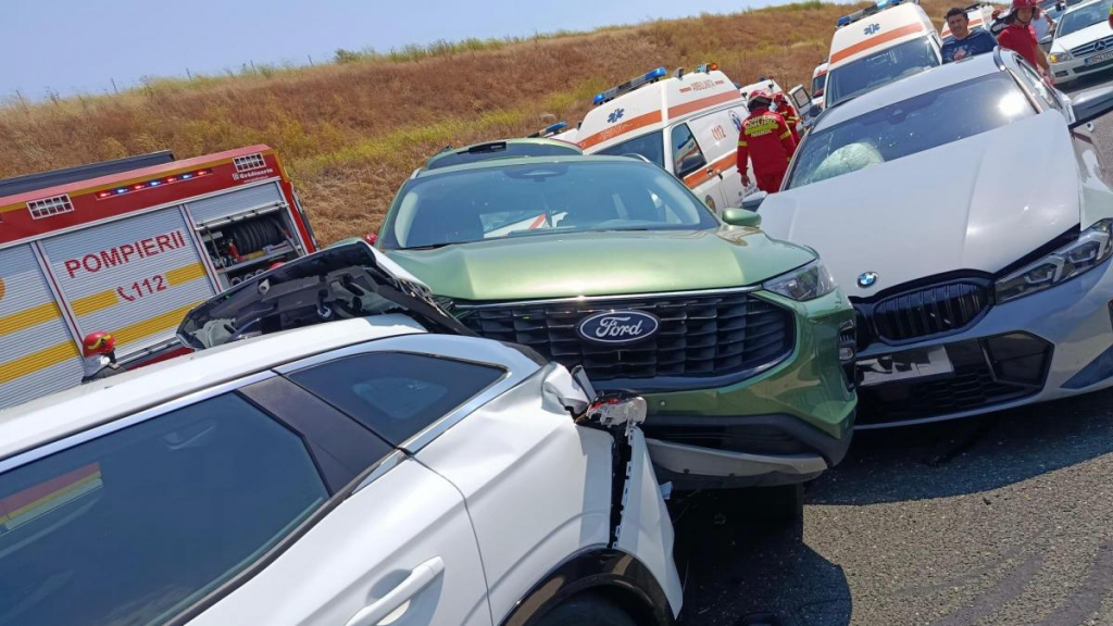 Carambol cu 7 mașini pe A2. Trei persoane au ajuns la spital