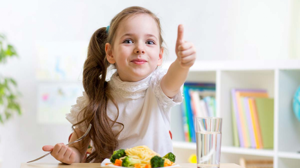 Un parlamentar ieșean vrea să schimbe meniurile din școli. Vitamina D ar putea deveni obligatorie în farfuriile copiilor