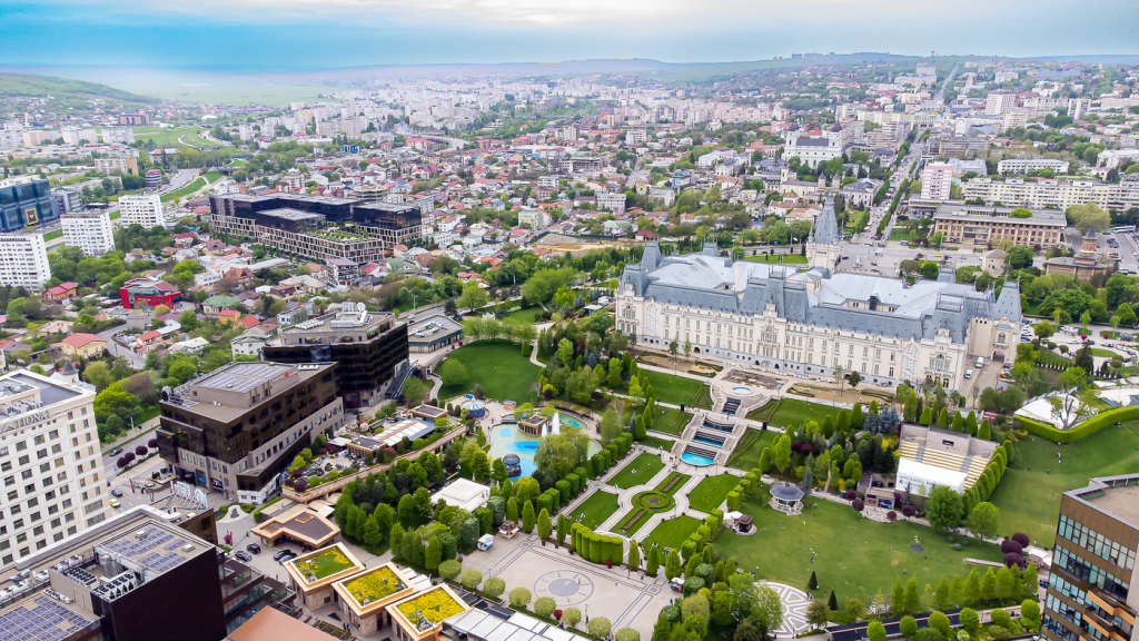 Iașul care rămâne. Tinerii care aleg să construiască aici și bătrânii care nu mai pleacă