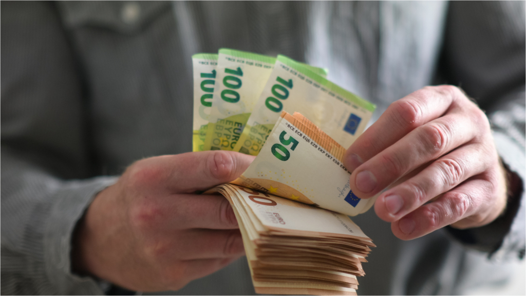 Euro a stagnat la 5,07 lei