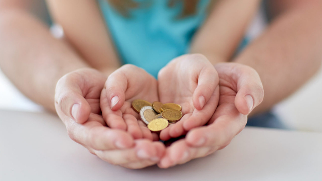 Statul taie din viitorul a 7.000 de familii din Iași. De la 1 septembrie, indemnizațiile pentru creșterea copilului scad cu 10%
