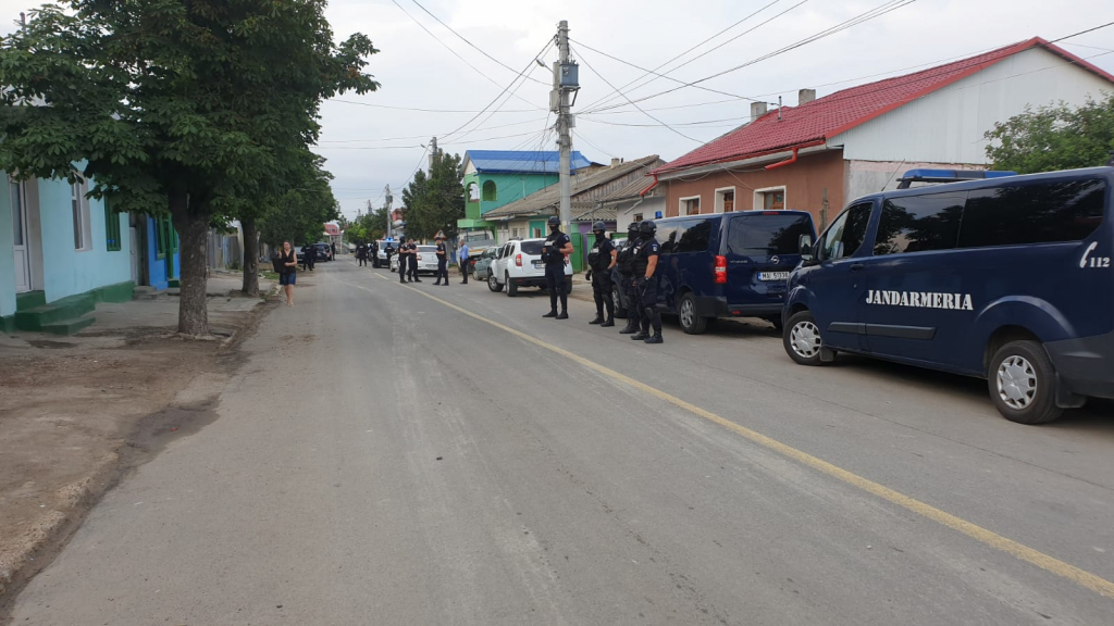 42 de REȚINUȚI la Murgeni: Dronă, zeci de mascați și zeci de jandarmi, PLUS peste 100 de polițiști, la descinderile de la Murgeni