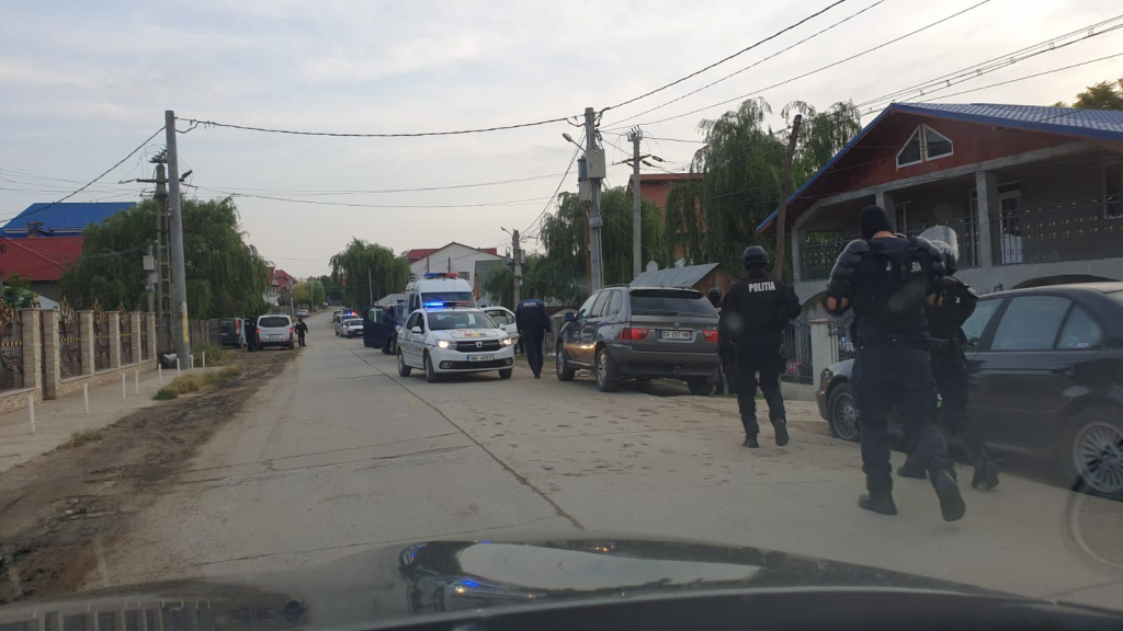 42 de REȚINUȚI la Murgeni: Dronă, zeci de mascați și zeci de jandarmi, PLUS peste 100 de polițiști, la descinderile de la Murgeni