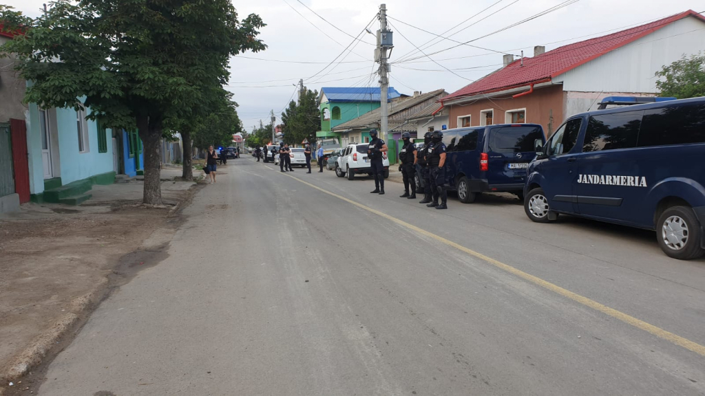 FABULOS După ce ZECI de mascați din CINCI județe au descins la Murgeni, romii au decis să se impace la stabor