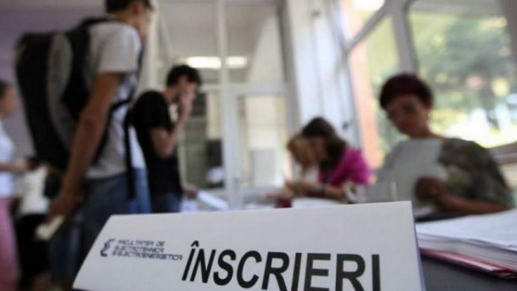 Peste 15.000 de tineri vor să devină studenţi la trei mari universităţi ieşene