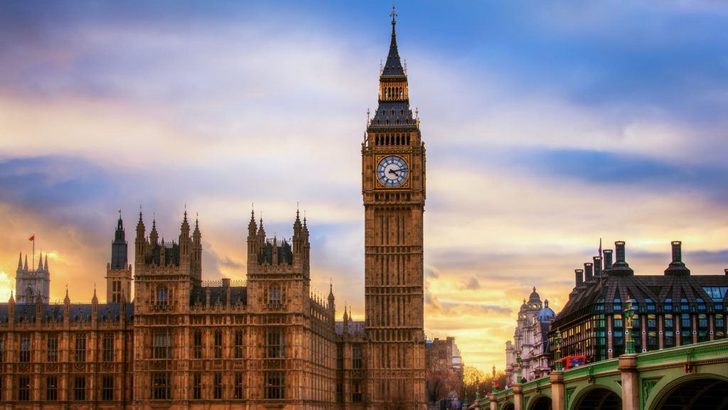 Vârful turnului Big Ben, vizibil după trei anil