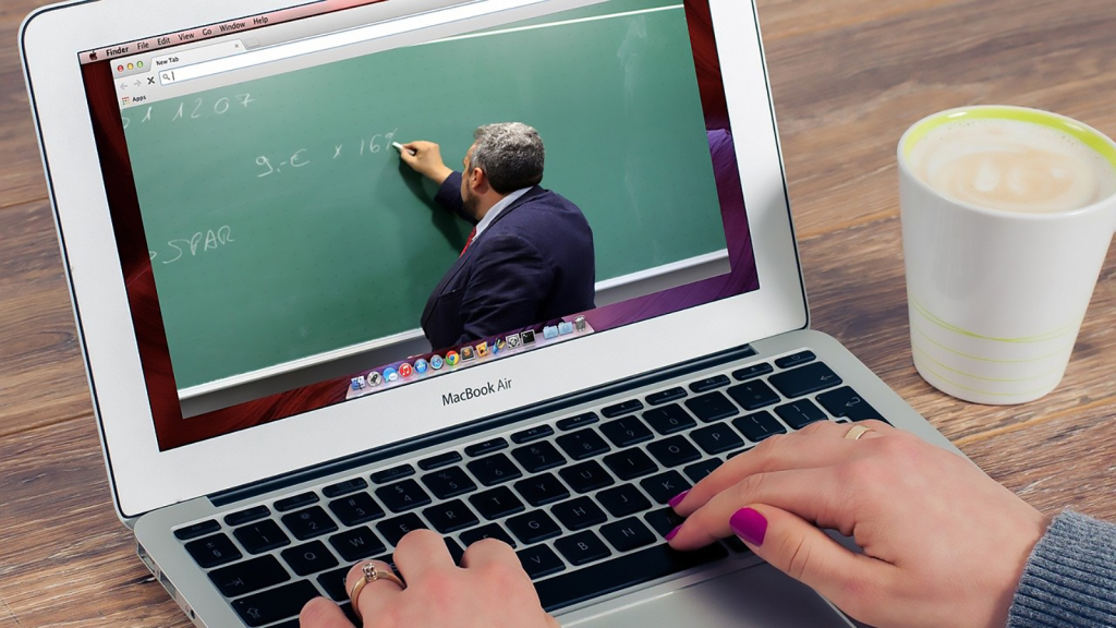  Premierul Orban: Profesorii care refuză cursurile online vor rămâne pe drumuri