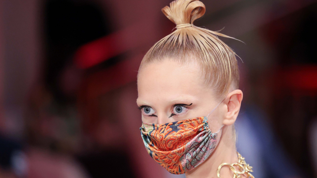  Una din cinci măşti folosită de către români pentru protecţia în faţa răspândirii virusului SARS-Cov-2 este fashion