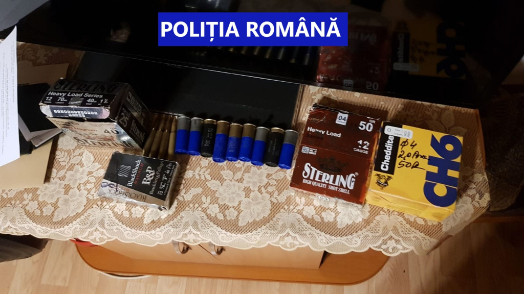 12 arme letale găsite în urma a 15 percheziţii, la Botoșani 
