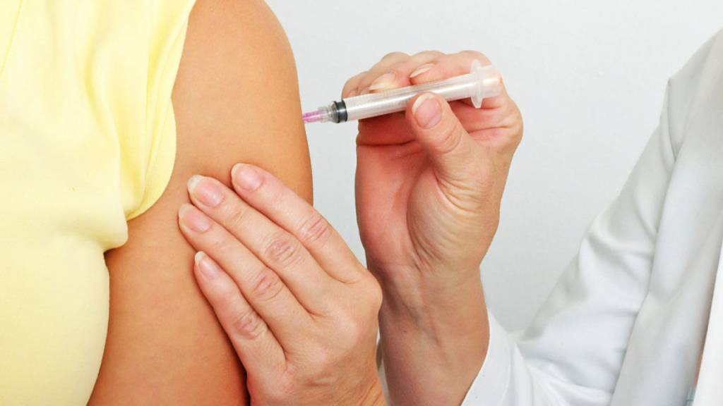 Gheorghiţă anunţă că se studiază adaptarea vaccinurilor anti-COVID la noile tulpini: 'Posibil să fie nevoie să efectuăm o a treia doză'