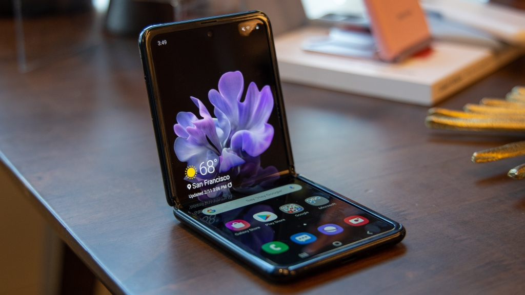 Samsung Galaxy Z Flip și Motorola Razr se sparg la prima căzătură? Cât de rezistente sunt telefoanele de 6.500 lei