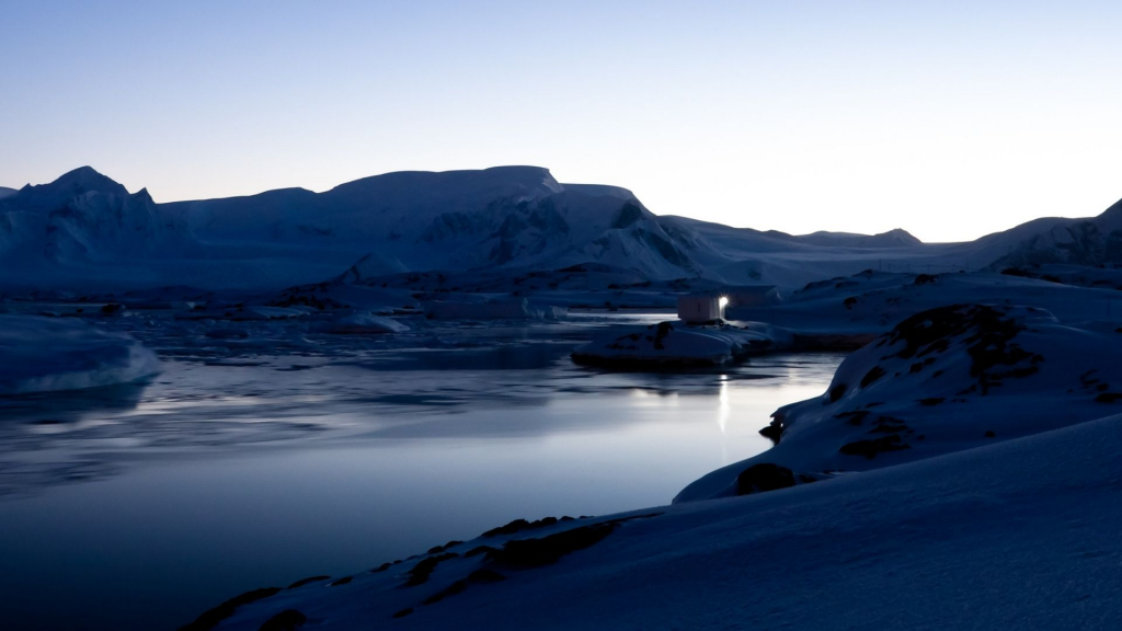   Un lac de mari dimensiuni din Antarctica a dispărut
