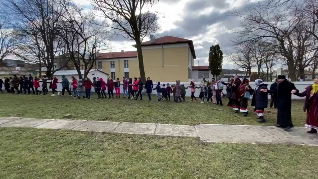   Zeci de copii au dansat Hora Unirii la Conacul Elenei Cuza