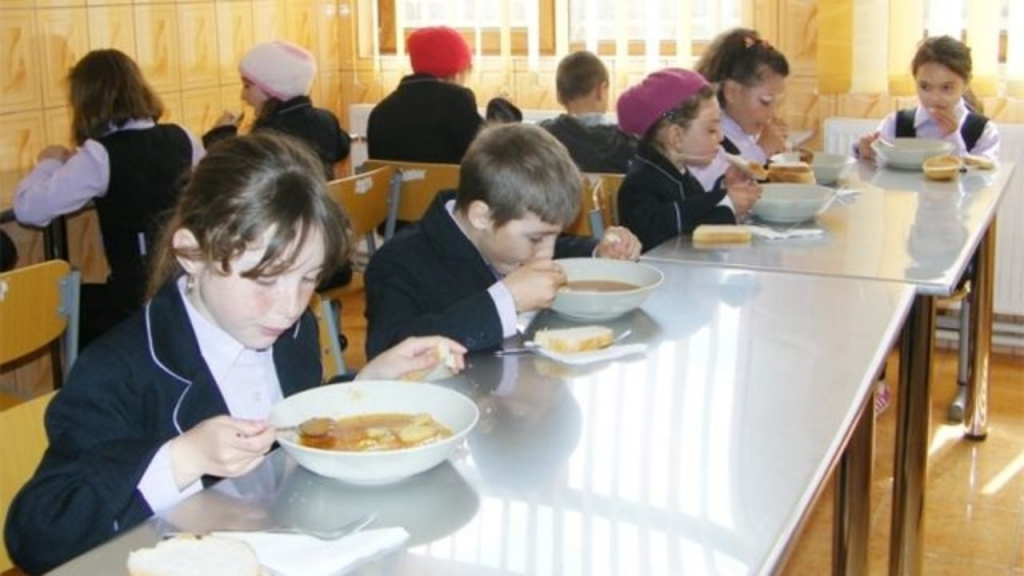 Masă caldă pentru copiii din cinci şcoli ieşene
