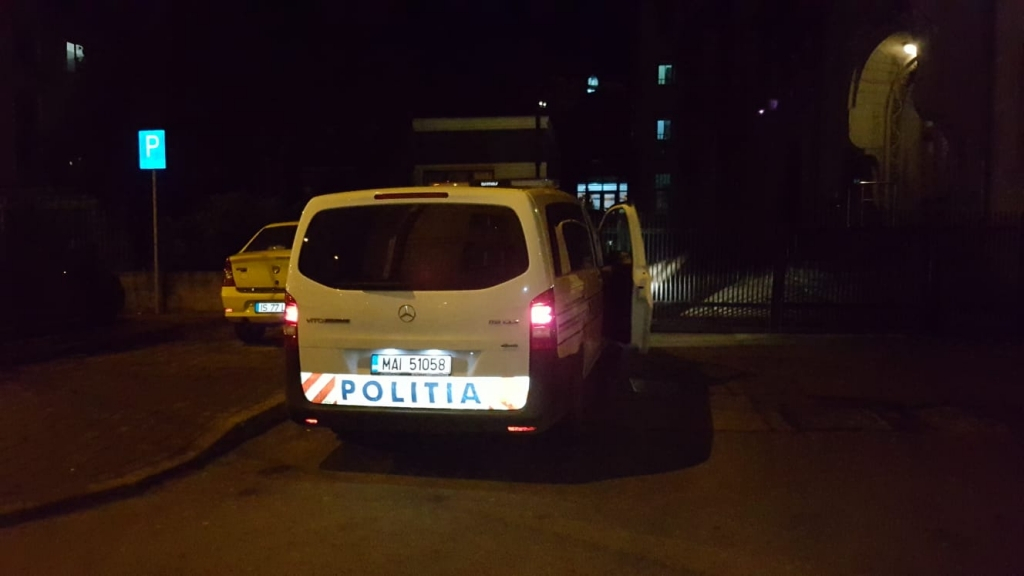 Cinci săteni din Mironeasa au fost încătuşaţi, după ce au lovit cu bestialitate doi poliţişti