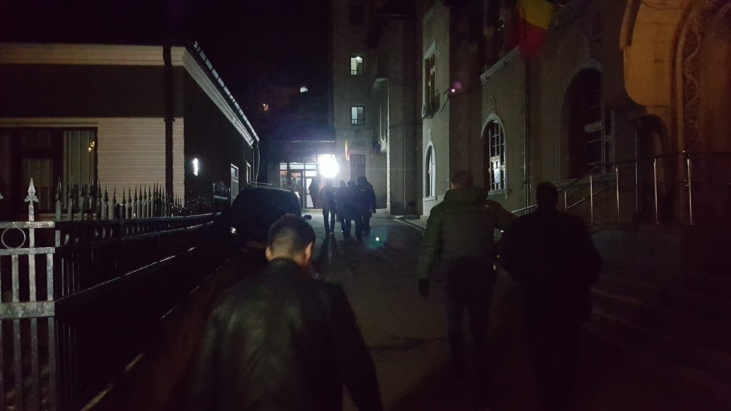 Cinci săteni din Mironeasa au fost încătuşaţi, după ce au lovit cu bestialitate doi poliţişti