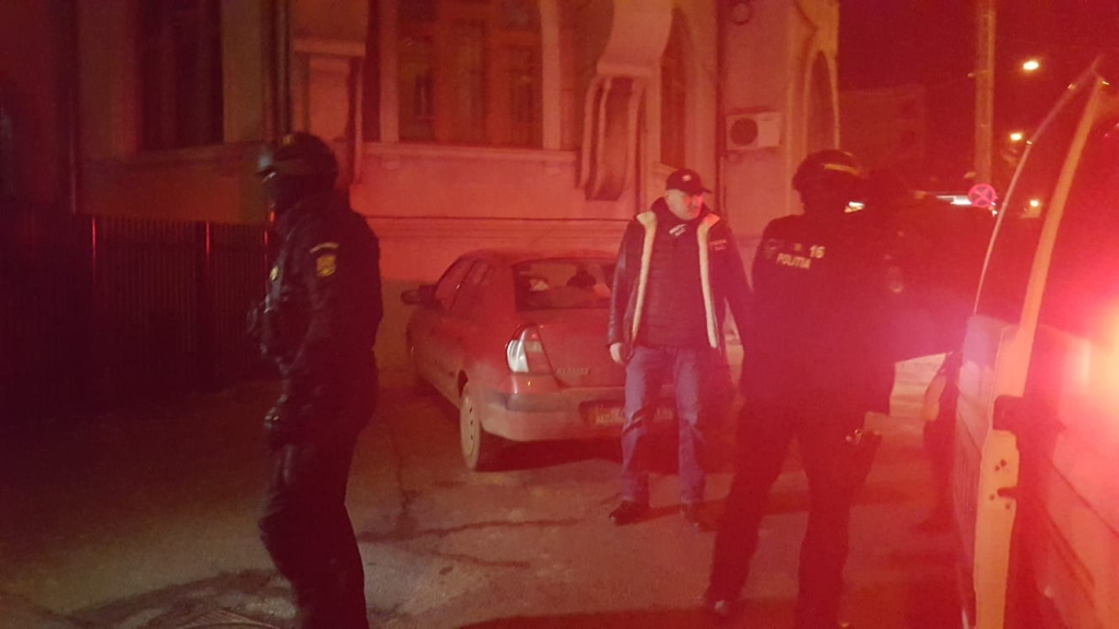 Cinci săteni din Mironeasa au fost încătuşaţi, după ce au lovit cu bestialitate doi poliţişti