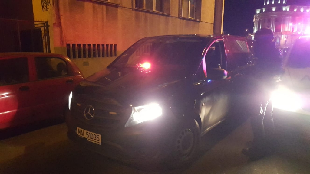 Cinci săteni din Mironeasa au fost încătuşaţi, după ce au lovit cu bestialitate doi poliţişti