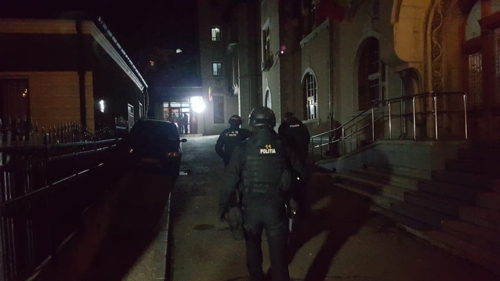 Cinci săteni din Mironeasa au fost încătuşaţi, după ce au lovit cu bestialitate doi poliţişti