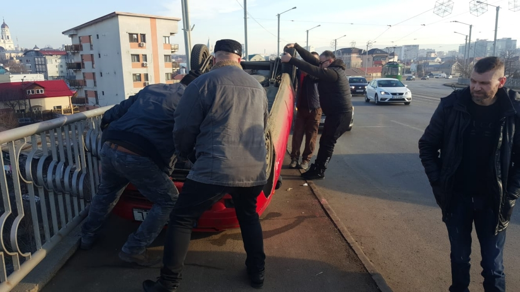 Accident spectaculos pe pasarela din Alexandru cel Bun