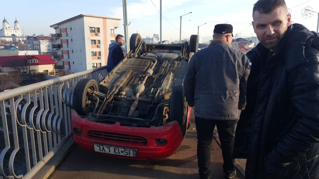 Accident spectaculos pe pasarela din Alexandru cel Bun