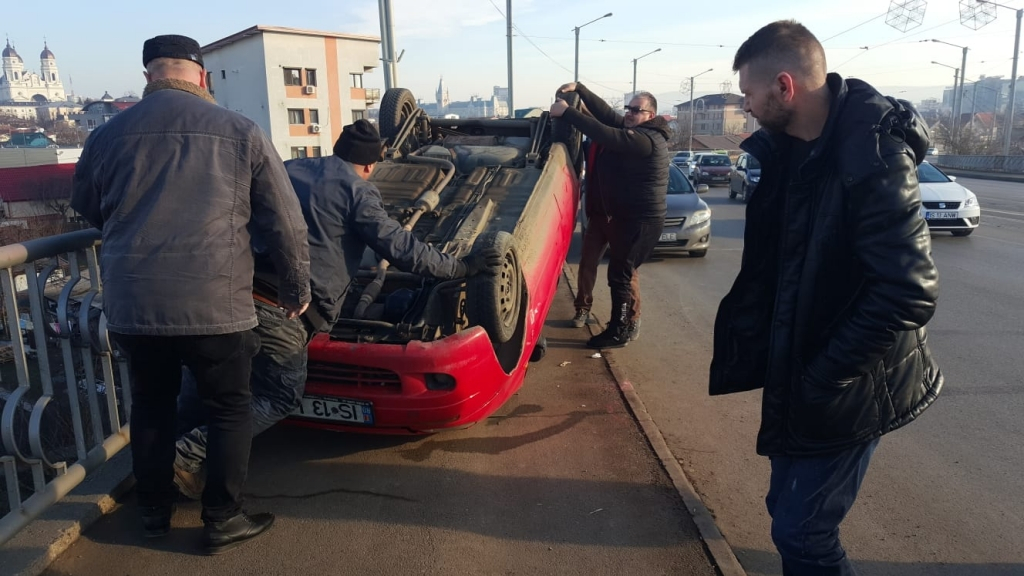 Accident spectaculos pe pasarela din Alexandru cel Bun