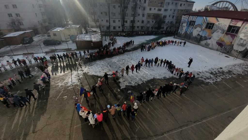 Manifestare de proporții dedicată Unirii Principatelor Române, la Bacău. Sute de copii, prinși în horă