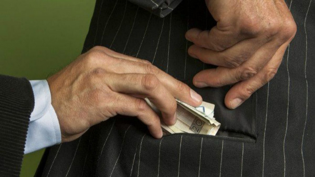 Un funcţionar de la Prefectura Neamţ şi alte două persoane sunt cercetaţi într-un dosar de luare de mită