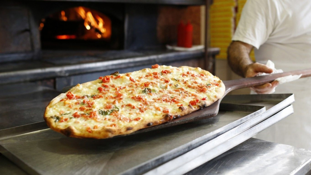 Pizza cu mai mult decât 'de toate': Comanda de droguri se făcea la vedere, direct din meniu