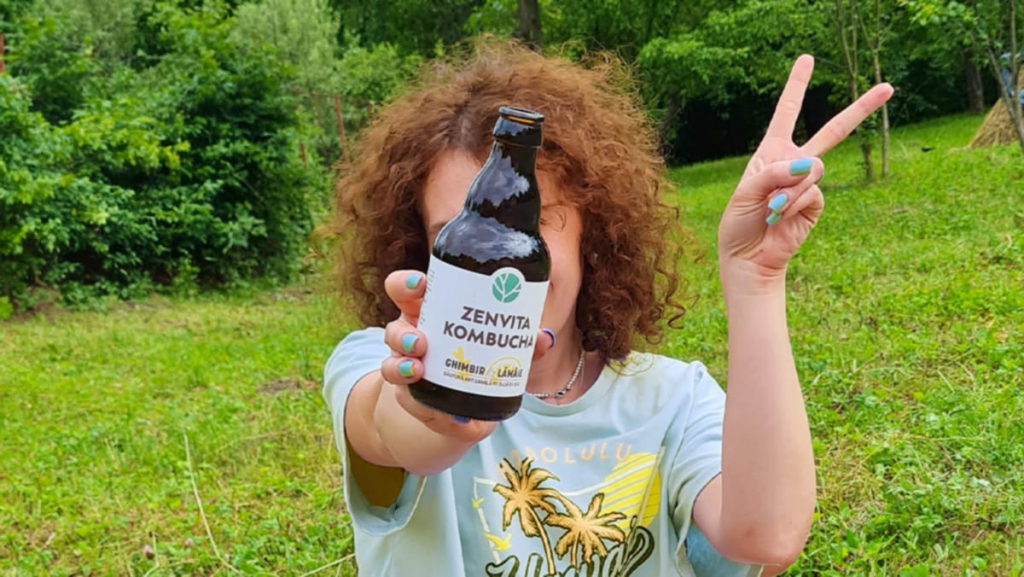  De ce să bei ceai Kombucha? Află ce beneficii îți aduce
