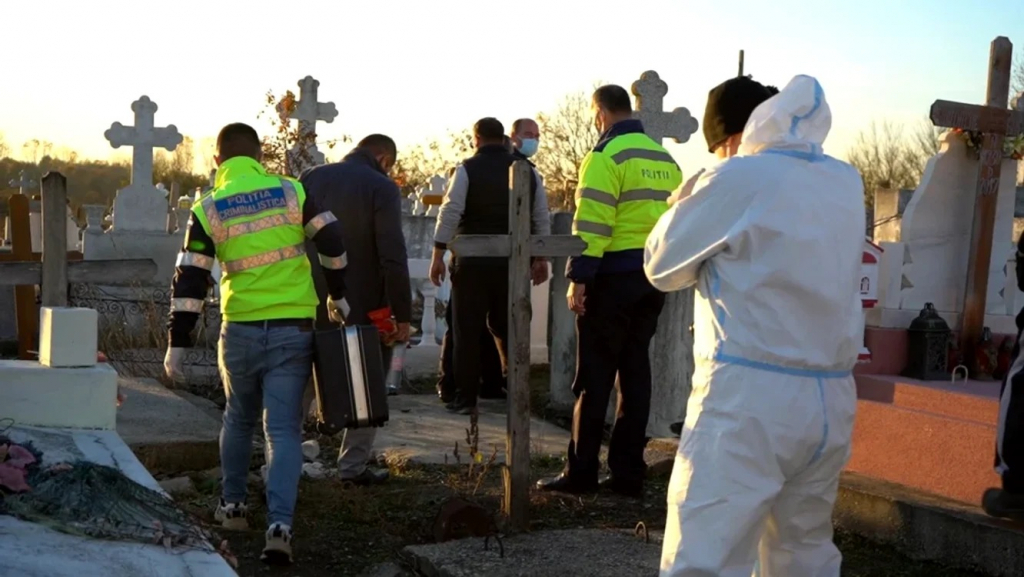 Profanator de morminte, reținut la Bacău. A desenat însemne naziste pe 18 monumente funerare
