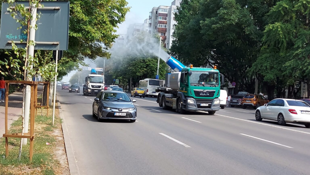 ­­­­­Salubris pulverizează apă pe străzile orașului