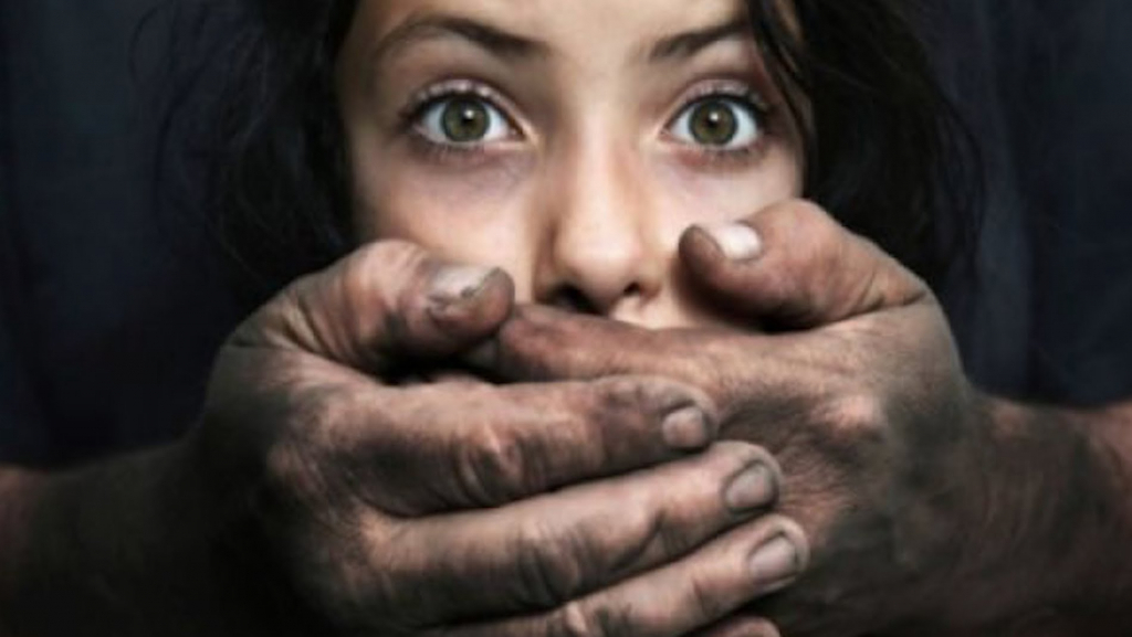 Doi bărbați arestați la Bacău pentru trafic de persoane. Ei racolau fete pentru prostituție
