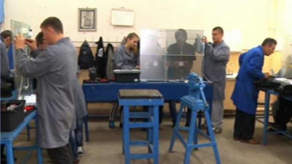 Violatorului din Moşna i se permite să meargă la şcoală