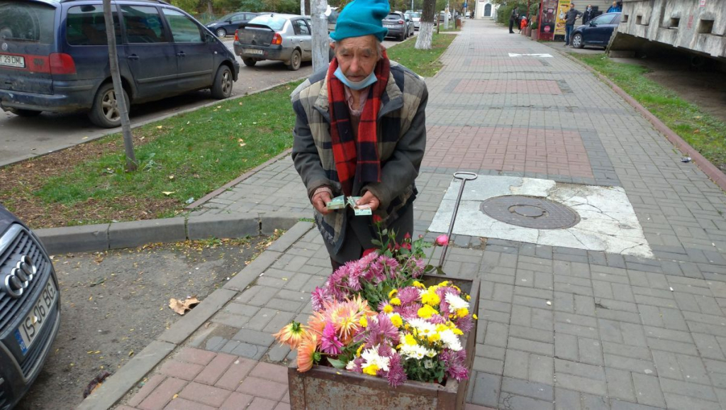 Actorul și regizorul Ion Sapdaru, impresionat de gestul unui bătrân florar din Botoșani
