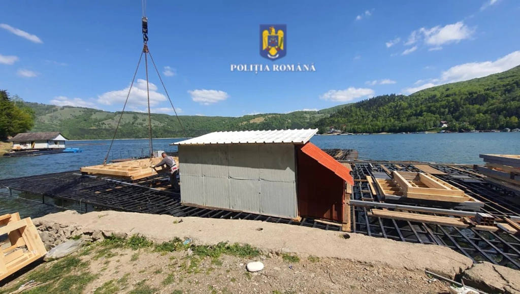 Razii ale Poliției pe lacul de acumulare de la Bicaz. Au fost găsite mai multe construcții lacustre ilegale