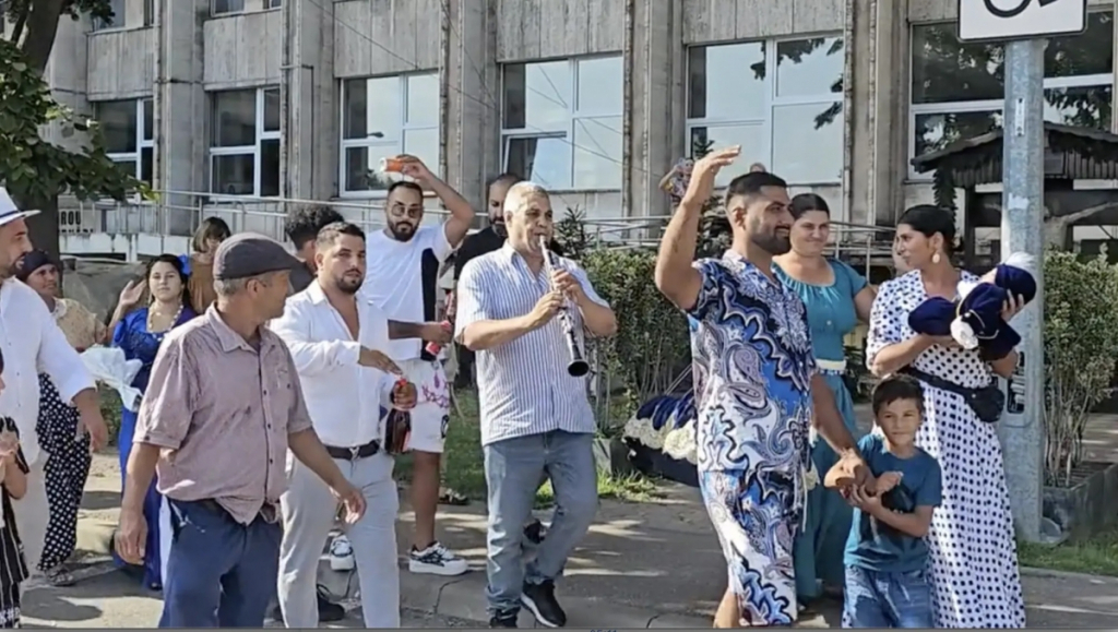 Circ cu lăutari în fața spitalului din Constanța și teancuri cu bani aruncate în stradă. Personalul medical a asistat uimit la spectacolul sfidător