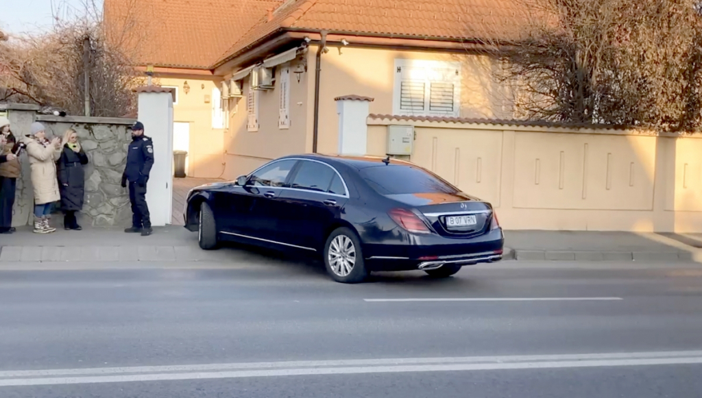 Iohannis, român de rând. Fostul președinte a parcurs drumul de la București la Sibiu în 4 ore și 14 minute pentru că nu mai are antemergător