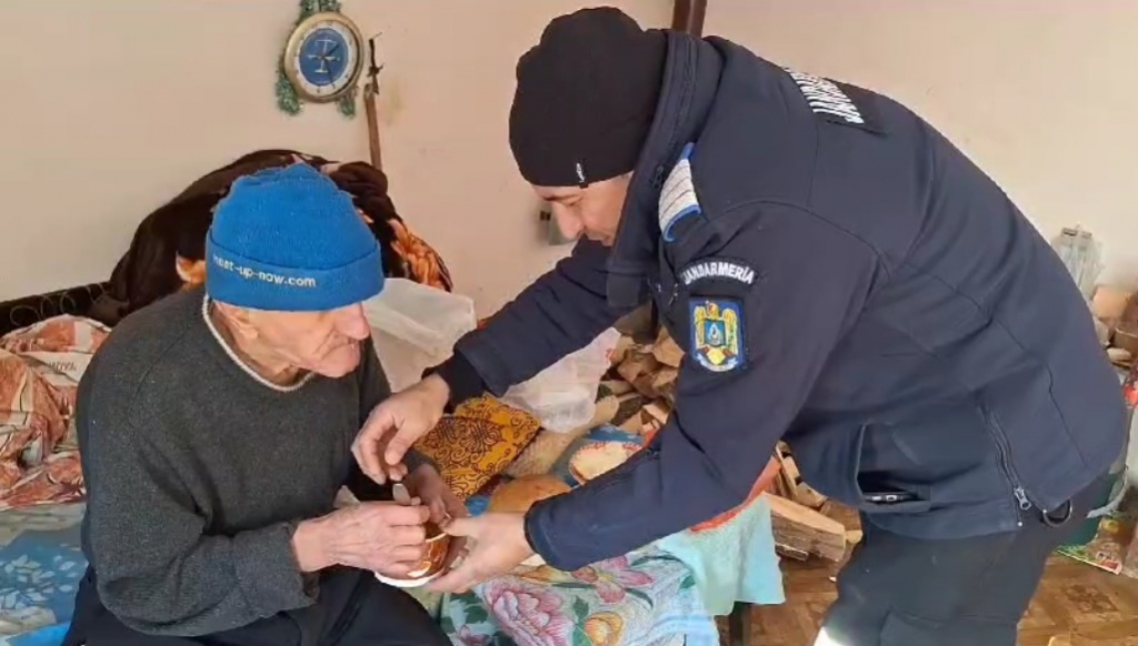 Jandarmii din Bacău îngrijesc, de trei ani, un octogenar rămas singur pe lume