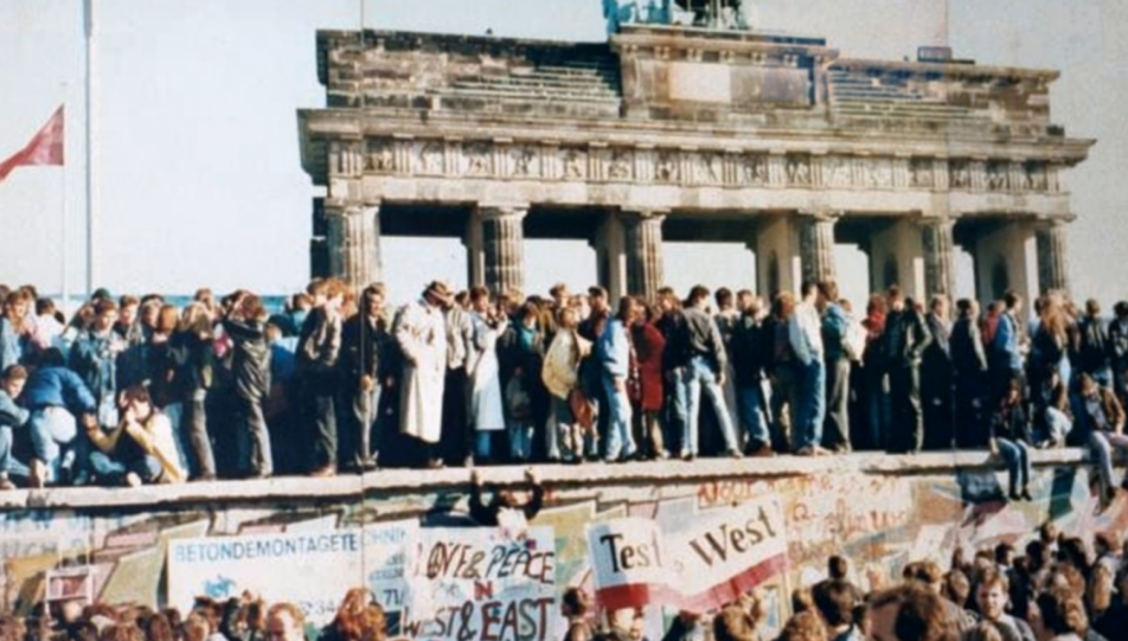 Germania rememorează azi un eveniment definitoriu: acum 35 de ani, Zidul Berlinului cădea și marca o eră a schimbărilor politice