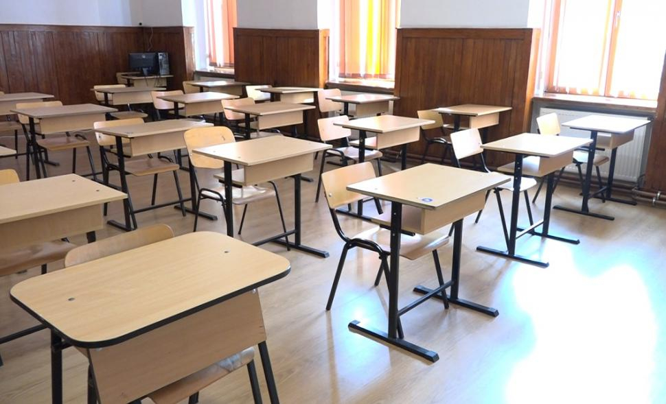 Elevii claselor a VIII-a intră vineri în vacanţă