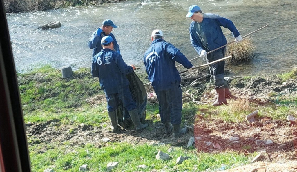 Amplă acțiune de ecologizare a albiei și malurilor râului Nicolina
